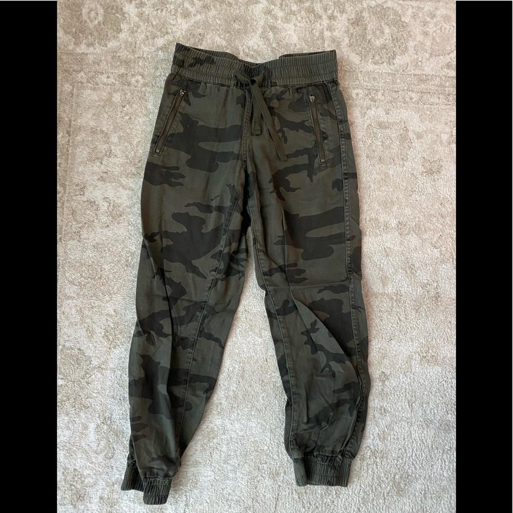 Aritzia TNA Army Print Pants, Size XS